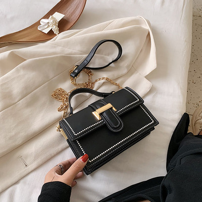 Moderna sieviešu soma ar metāla aizdari un diviem rokturiem