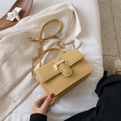 Moderna sieviešu soma ar metāla aizdari un diviem rokturiem