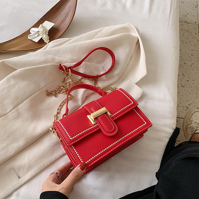 Moderna sieviešu soma ar metāla aizdari un diviem rokturiem