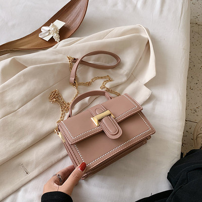 Moderna sieviešu soma ar metāla aizdari un diviem rokturiem