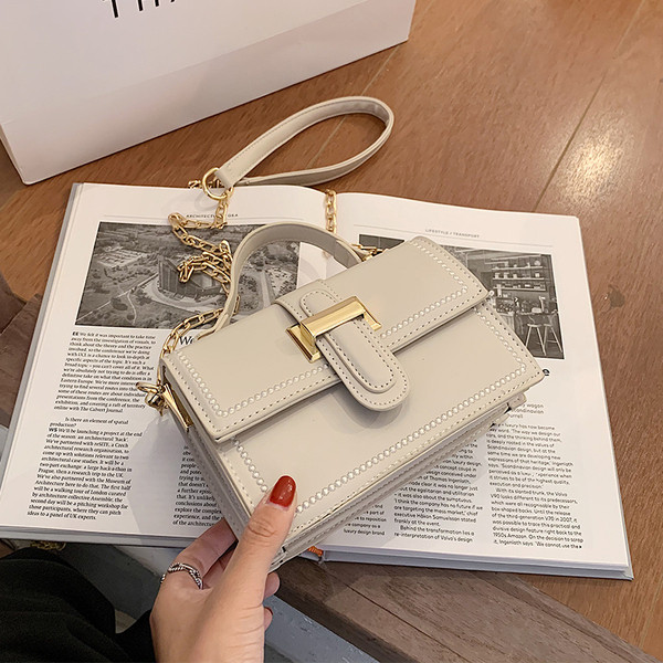 Moderna sieviešu soma ar metāla aizdari un diviem rokturiem