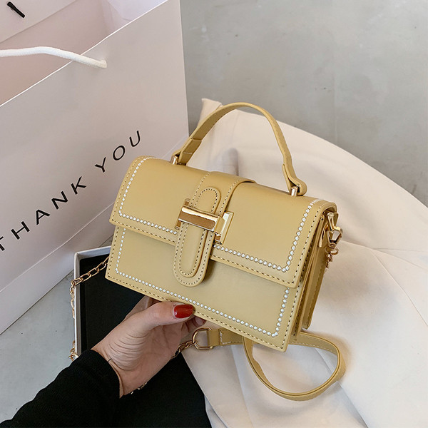 Moderna sieviešu soma ar metāla aizdari un diviem rokturiem