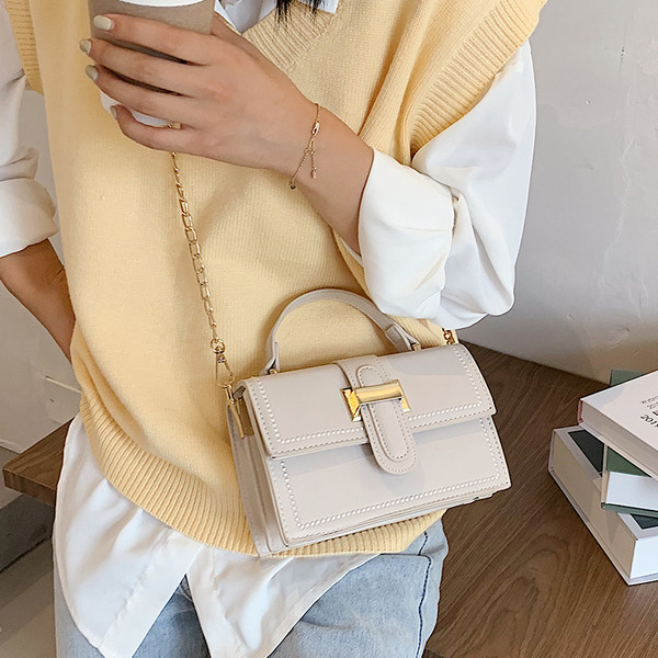 Moderna sieviešu soma ar metāla aizdari un diviem rokturiem