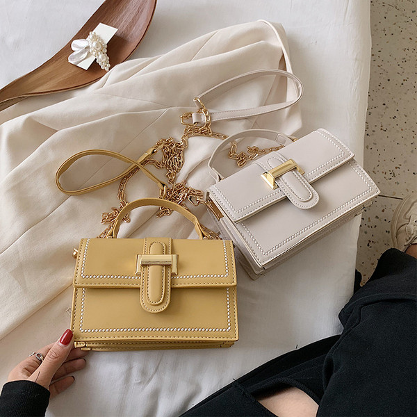 Moderna sieviešu soma ar metāla aizdari un diviem rokturiem