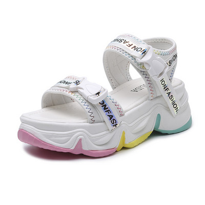 Ikdienas sieviešu sandales ar krāsainu zoli un uzrakstu