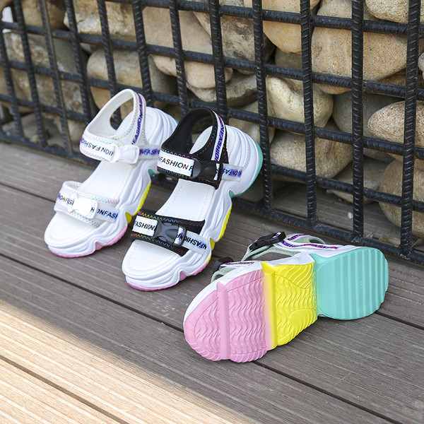 Ikdienas sieviešu sandales ar krāsainu zoli un uzrakstu