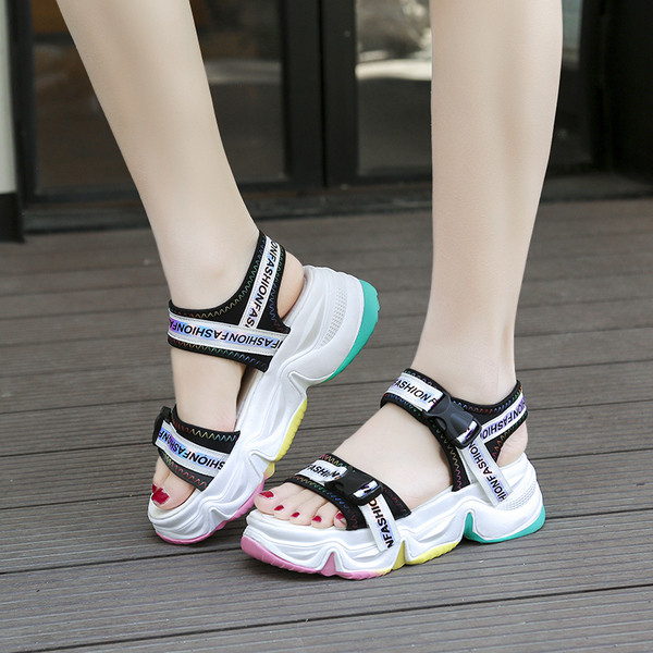 Ikdienas sieviešu sandales ar krāsainu zoli un uzrakstu