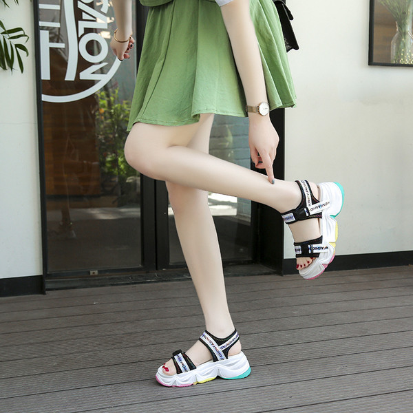 Ikdienas sieviešu sandales ar krāsainu zoli un uzrakstu