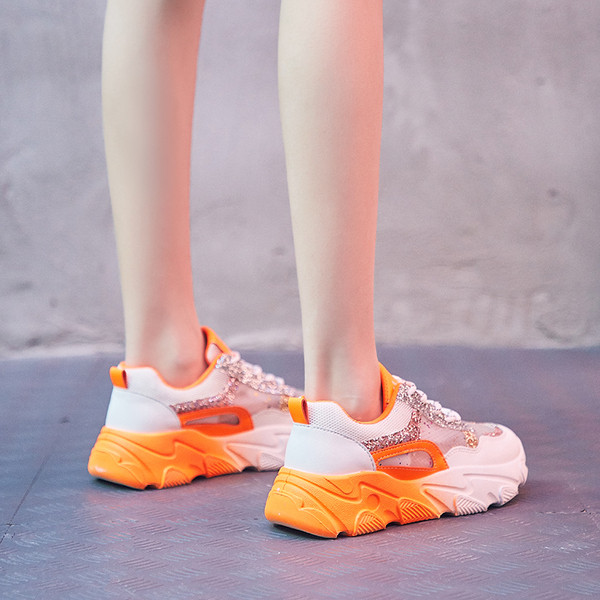 Női tornacipő ÚJ modell fűzős, fényes hatású