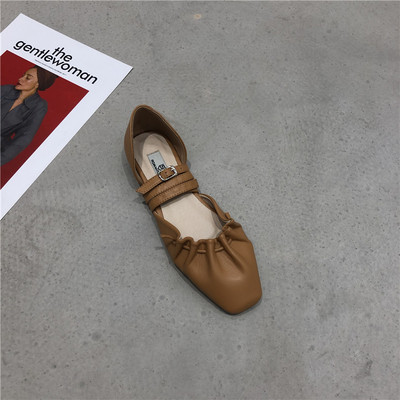 Jauns sieviešu sandaļu modelis ar plakanām zolēm