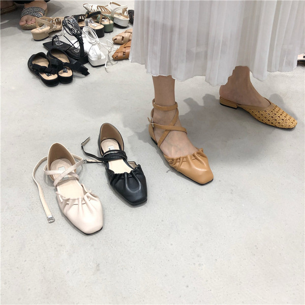 Jauns sieviešu sandaļu modelis ar plakanām zolēm