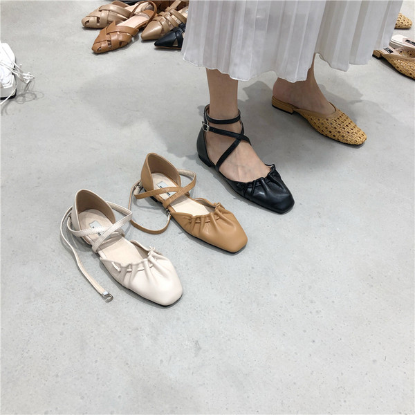 Jauns sieviešu sandaļu modelis ar plakanām zolēm