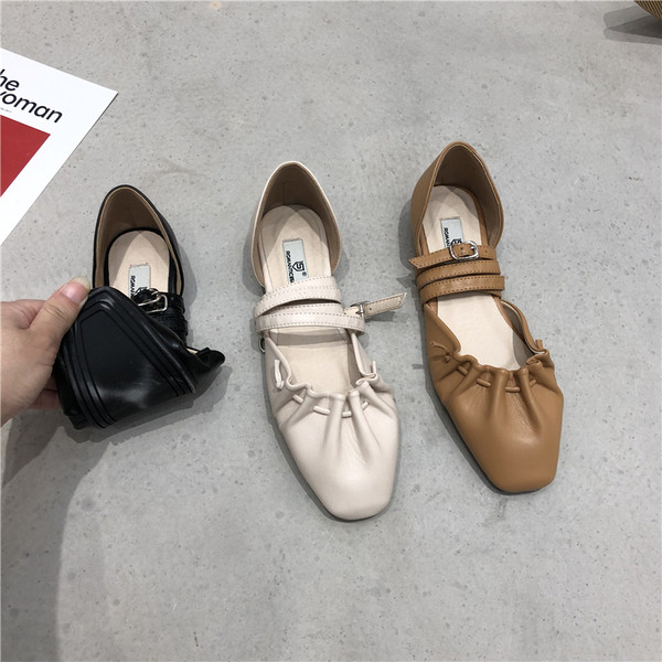 Jauns sieviešu sandaļu modelis ar plakanām zolēm