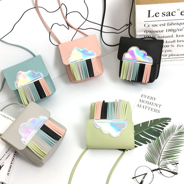 Kis kézitáska rojtokkal több színben