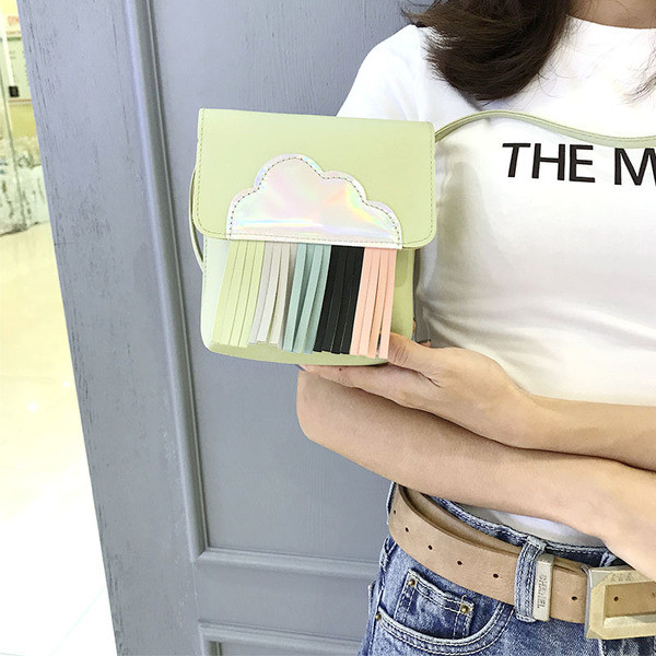 Kis kézitáska rojtokkal több színben