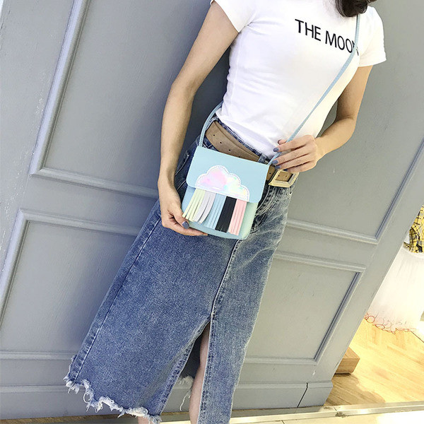 Kis kézitáska rojtokkal több színben