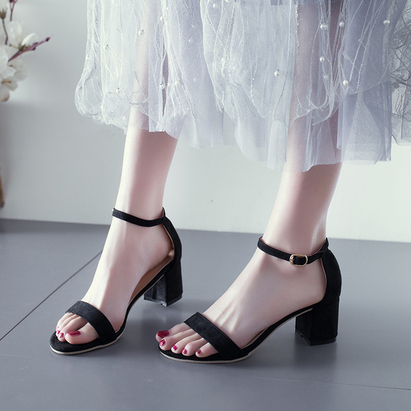 Modernas sieviešu sandales ar 6 cm biezu papēdi un siksnu