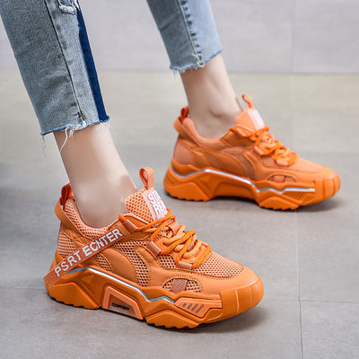 Modernas sieviešu elpojošas kedas ar šņorēm un raupju zoli