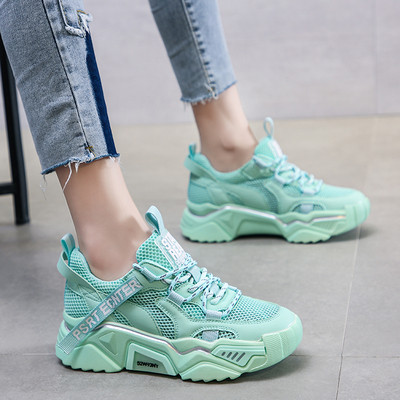 Modernas sieviešu elpojošas kedas ar šņorēm un raupju zoli