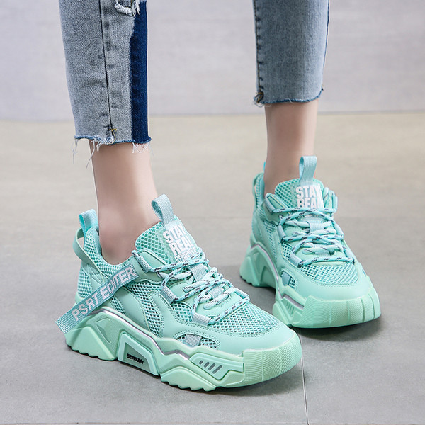 Modernas sieviešu elpojošas kedas ar šņorēm un raupju zoli