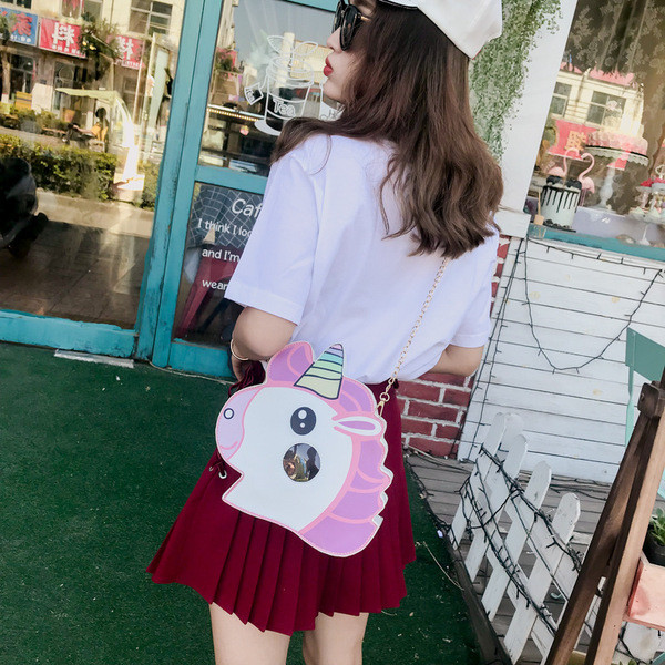 Μικρή γυναικεία τσάντα σε σχήμα πόνυ σε λευκό χρώμα