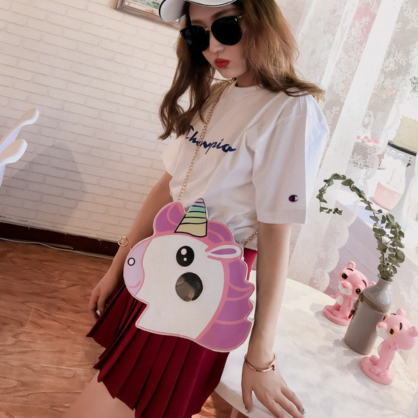 Μικρή γυναικεία τσάντα σε σχήμα πόνυ σε λευκό χρώμα