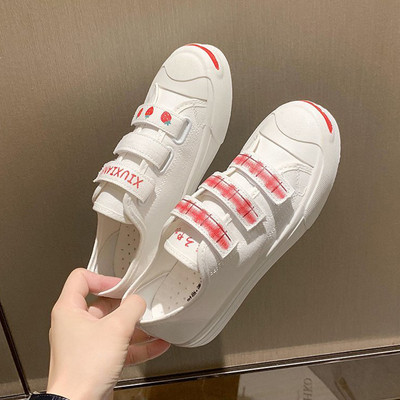 Modernas sieviešu kedas ar aplikācijām un uzlīmēm