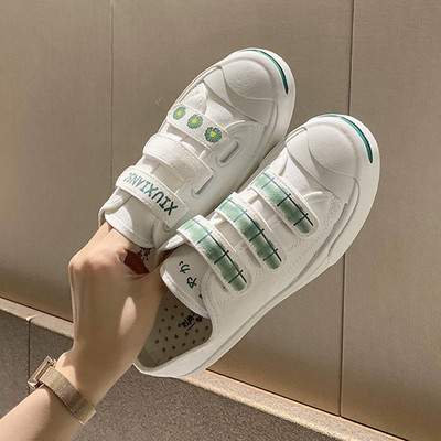 Modernas sieviešu kedas ar aplikācijām un uzlīmēm