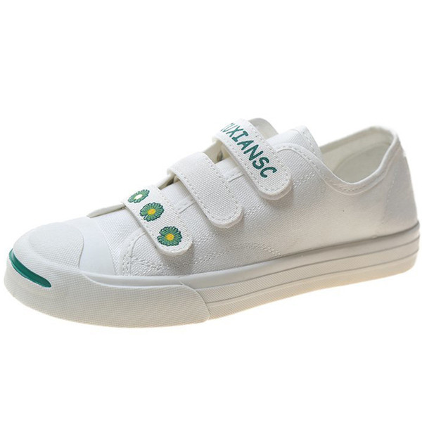 Modernas sieviešu kedas ar aplikācijām un uzlīmēm