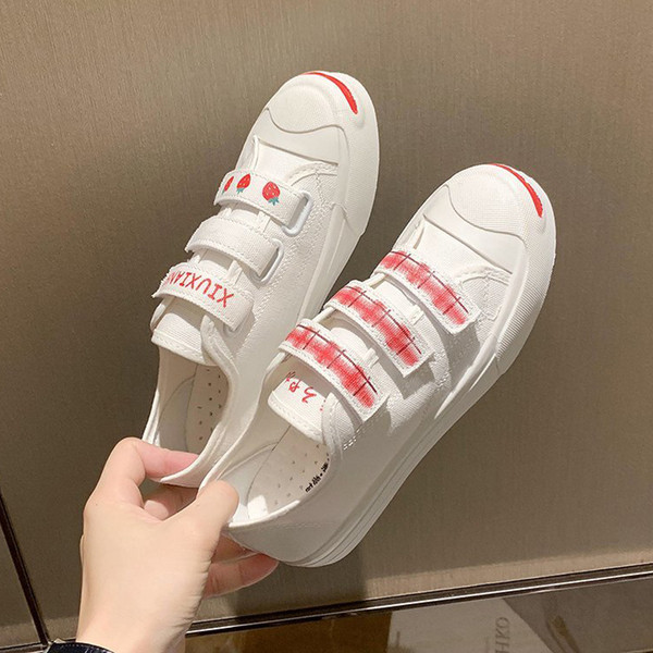 Modernas sieviešu kedas ar aplikācijām un uzlīmēm