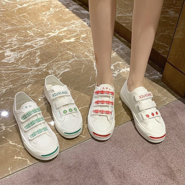 Modernas sieviešu kedas ar aplikācijām un uzlīmēm