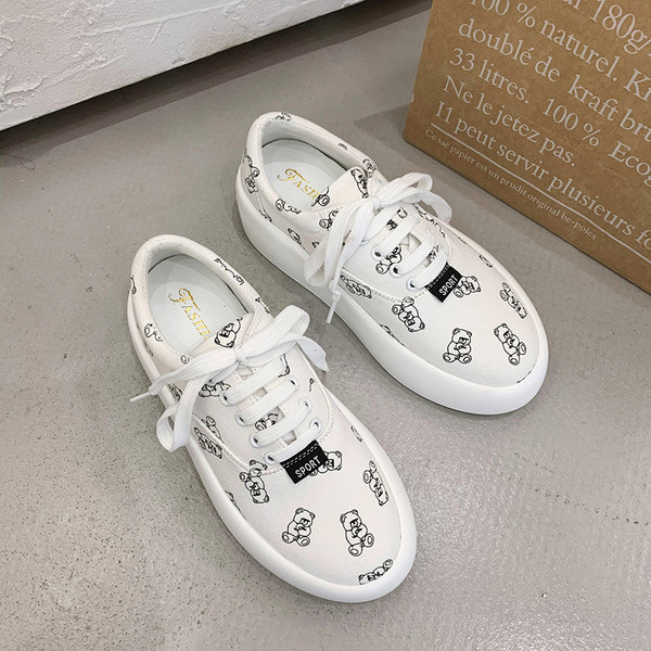 Ikdienas sieviešu kedas ar mežģīnēm un aplikācijām