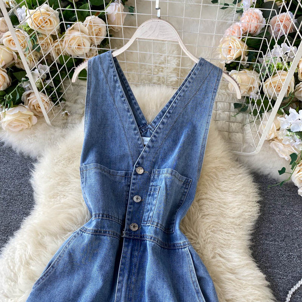 Ikdienas sieviešu džinsa kombinezons ar špica kakla izgriezumu un pogām