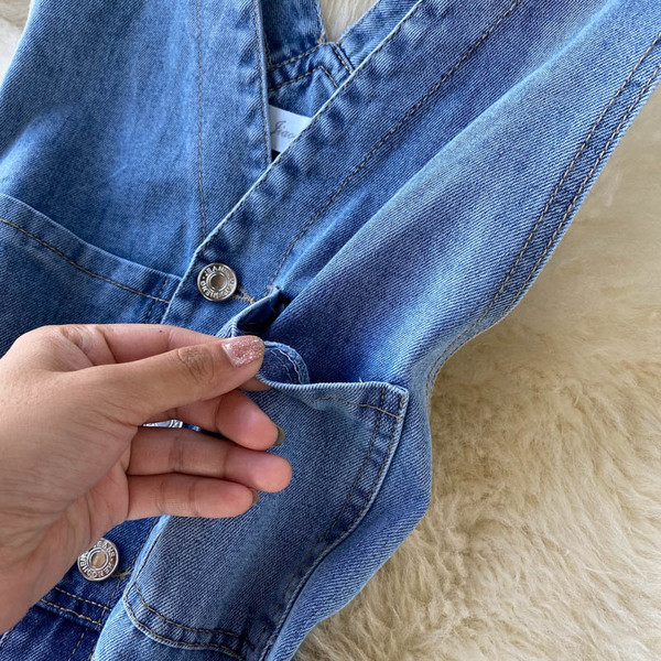 Ikdienas sieviešu džinsa kombinezons ar špica kakla izgriezumu un pogām