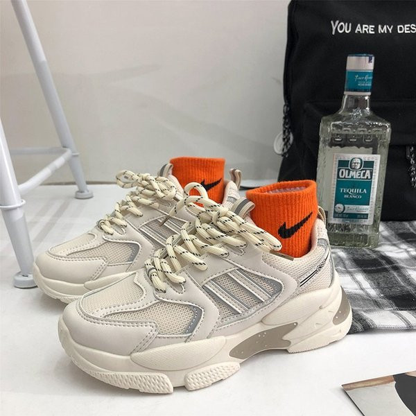 Sieviešu sporta kedas ar šņorēm un raupju zoli