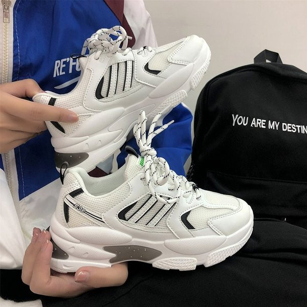 Sieviešu sporta kedas ar šņorēm un raupju zoli