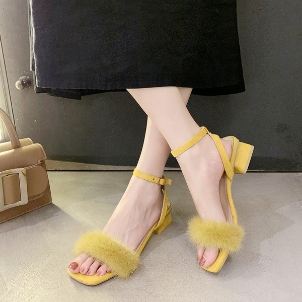 Sieviešu modernas sandales ar siksnu un dūnām