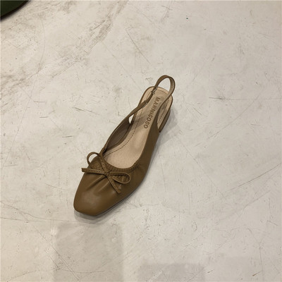 Sieviešu sandales ar lenti un zemu biezu papēdi