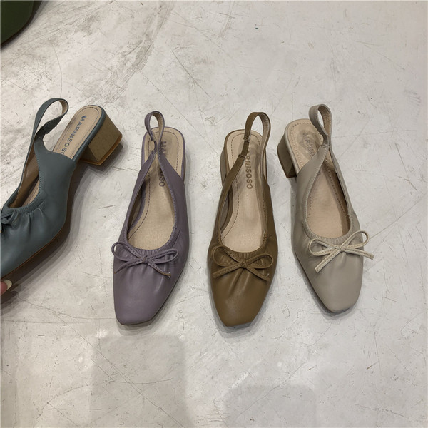 Sieviešu sandales ar lenti un zemu biezu papēdi