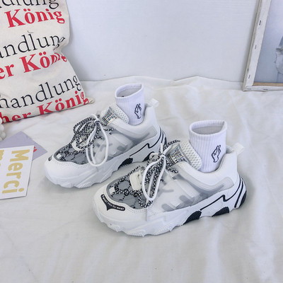 Sportiskas ikdienas sieviešu kedas ar mežģīnēm un raupju zoli