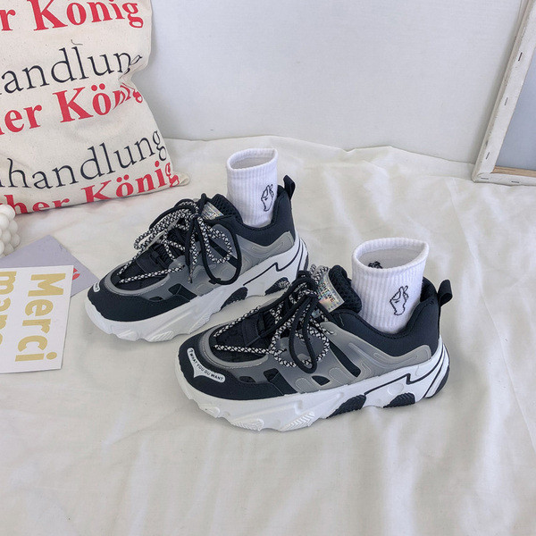 Sportiskas ikdienas sieviešu kedas ar mežģīnēm un raupju zoli