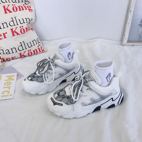 Sportiskas ikdienas sieviešu kedas ar mežģīnēm un raupju zoli