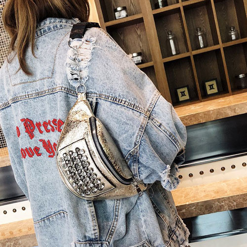 Νέα γυναικεία τσάντα μέσης με μεταλλικά πούλια