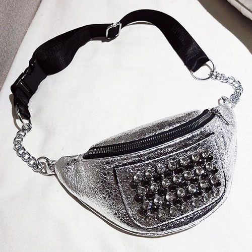 Νέα γυναικεία τσάντα μέσης με μεταλλικά πούλια