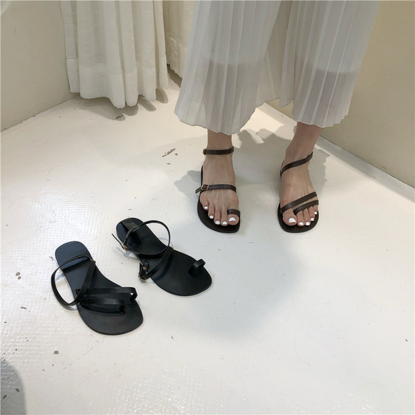 Jauns sieviešu sandaļu modelis ar plānām lencēm - divi modeļi