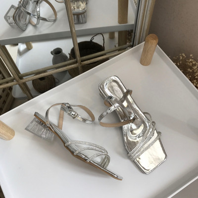 Sieviešu sandales ar spīdīgu efektu