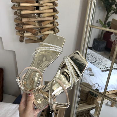 Sieviešu sandales ar spīdīgu efektu