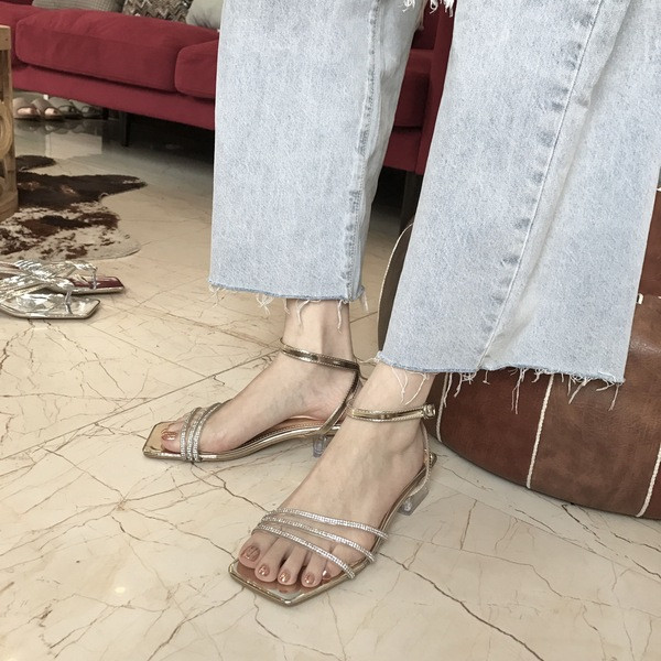 Sieviešu sandales ar spīdīgu efektu