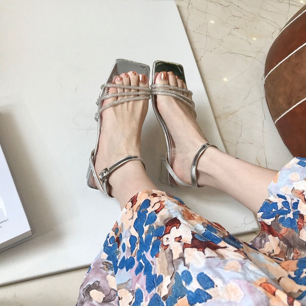 Sieviešu sandales ar spīdīgu efektu