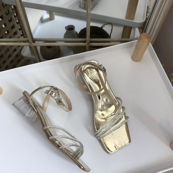 Sieviešu sandales ar spīdīgu efektu